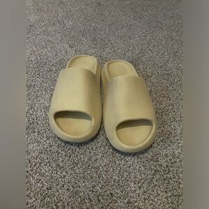 tan yeezy slides size 11